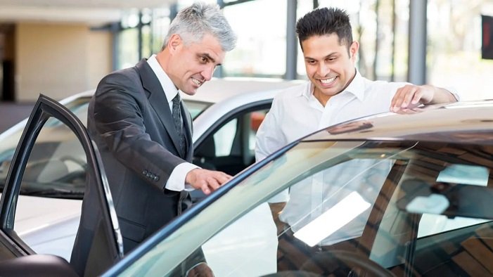 how much commission does a car salesman make